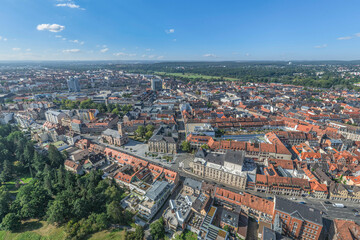 Obraz premium Ausblick auf die Innenstadt von Fürth rund um den Stadtpark an der Pegnitz