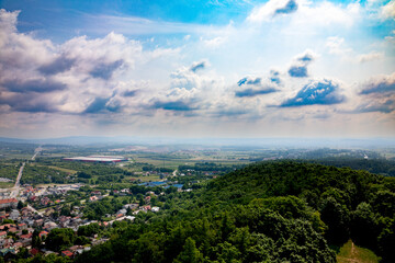 Obraz premium A Stunning Panoramic View From the Hillside Looking Out Over a Vibrant Cityscape With Wonder