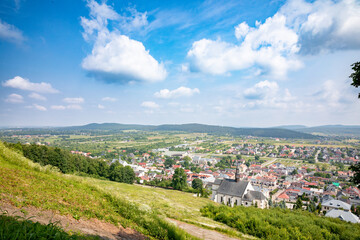 Obraz premium Breathtaking Aerial View of a Tranquil and Serene Town Enveloped by Beautiful Nature