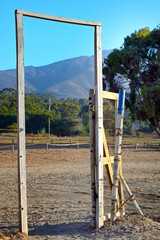 PORTAL PUERTA ENTRADA PORTÓN DE MADERA CAMPO CHILE ATARDECER CERCO DE ALAMBRE DE PÚA