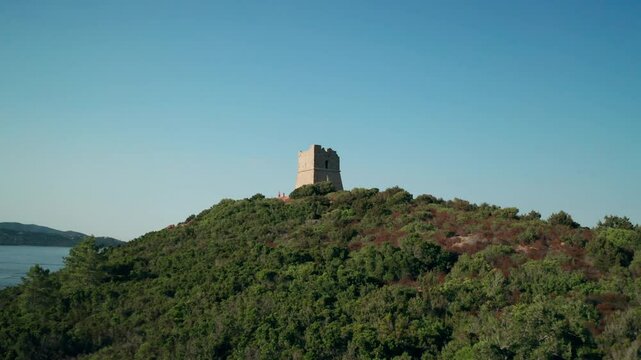 Travelling avant d&rsquo;un drone sur une tour g&eacute;noise en ruine au bord de la mer  
