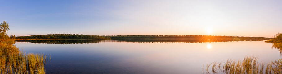 See bei Sonnenuntergang im Finnischen Lappland im Sommer