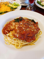 Espaguetis con salsa de tomate casera y queso fresco.