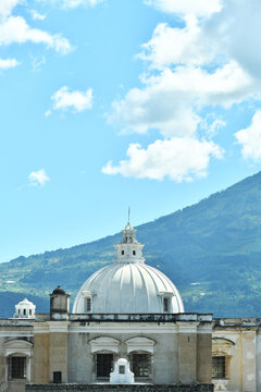C&uacute;pula de la iglesia de San Francisco en Antigua Guatemala. Toma vertical.