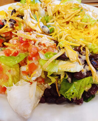 Ensalada de vegetales con frijoles negros y queso. Fotografía gastronómica con el teléfono móvil.
