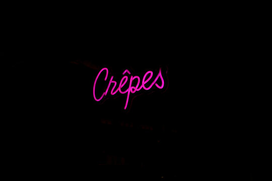 Enseigne fluo rose dans une cr&ecirc;perie