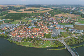 Spätsommerlicher Ausblick auf die unterfränkische Stadt Marktbreit im Main-Dreieck