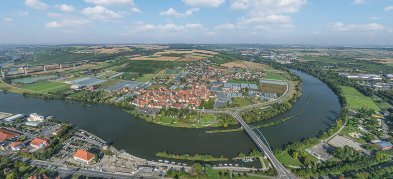 Das Maintal bei Marktbreit in Unterfranken aus der Vogelperspektive