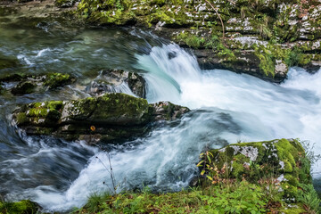 Vintgar-Klamm mit Wasserfällen und felsigen Ufern