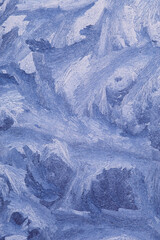 Obraz premium Close-up of frost patterns on glass, created by freezing temperatures. Abstract ice crystals and frost formations resembling winter landscapes, with intricate lines and delicate interweaving.