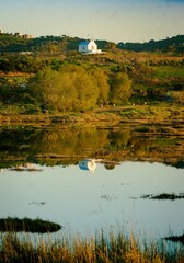 Reflet dans le marais salant d'une petite chapelle grecque en automne