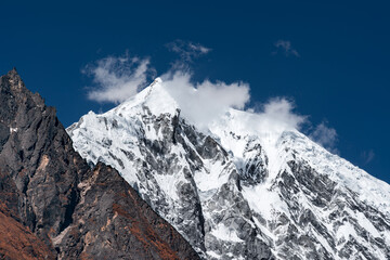 Obraz premium Langtang Lirung mountain peak seen from Kyanjin Ri in the himalayas of Kyanjin Gompa, Nepal