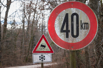 Verkehrszeichen kennzeichnet Tempolimit von 40 km/h und Schleudergefahr bei Glätte