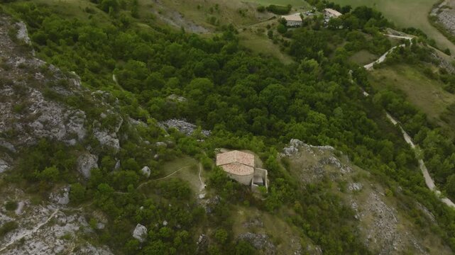 Chapelle Notre-Dame de Dromon, France, vue de drone