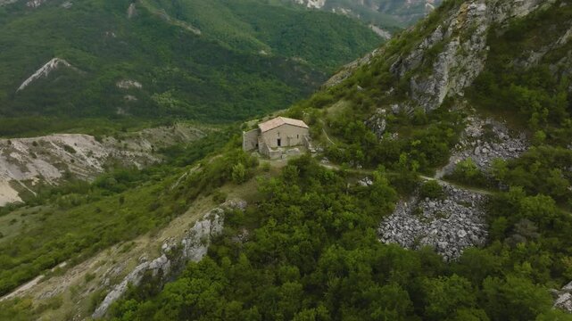 Chapelle Notre-Dame de Dromon, France, vue de drone