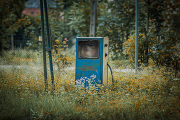 Stary dystrybutor paliwa na wsi © Marcin