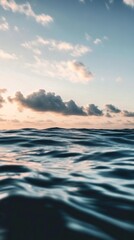 Obraz premium Waves lap gently against the shore under a colorful sky at sunset