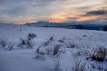 Panorama Tatry w czasie zachodzącego słońca zima © Przemysaw