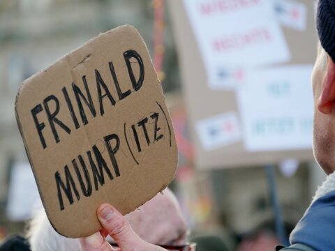 Proteste gegen AfD und Kanzlerkandidat Merz in Hamburg