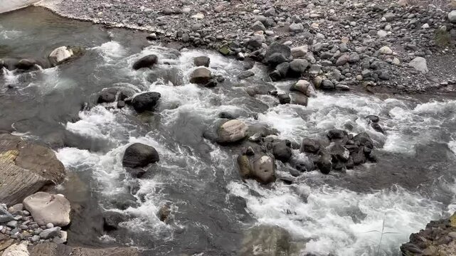 R&iacute;o rocoso en d&iacute;a nublado, Juchique de Ferrer, Veracruz, M&eacute;xico 