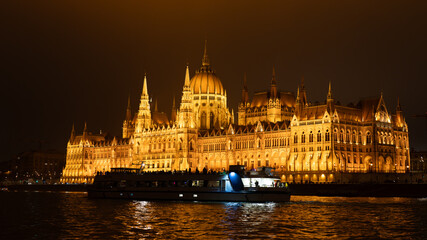 Obraz premium hungarian parliament building at night