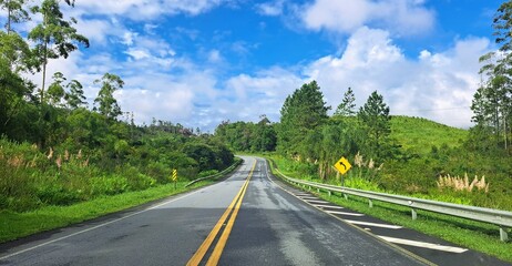 Uma linda estrada vicinal no Vale do Ribeira, estado de São Paulo, Brasil.