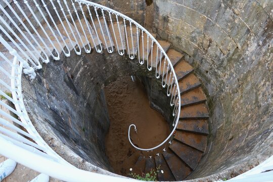 Escalera en la playa de Lekeitio, Bizkaia.