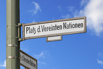Obraz premium Platz der Vereinten Nationen, Straßenschild, Berlin