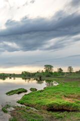Obraz premium Cloudy sky with a lake in the background