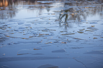 lód płynący rzeką