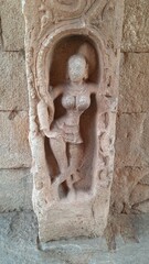 Figura femenina tallada en piedra en un templo de Hampi, India
