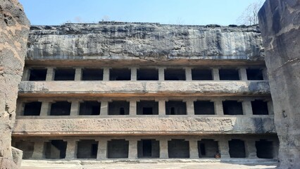 Cuevas Ellora con templos carvados en las montañas en Aurangabad, India