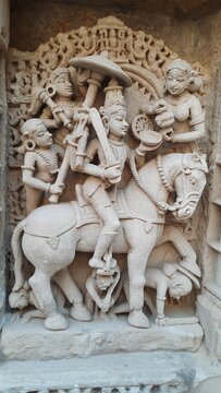 Figuras de dioses de la religion hindu tallados en los muros del templo Rani Ki Vav, Guyarat, India.