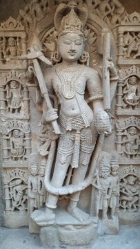 Figuras de dioses de la religion hindu tallados en los muros del templo Rani Ki Vav, Guyarat, India.