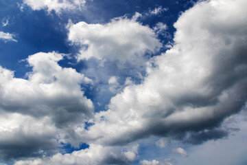 Obraz premium Blue sky with white fluffy clouds background