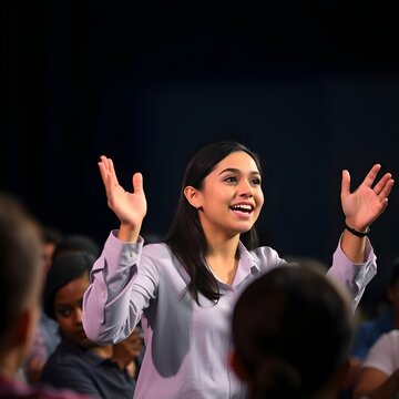 Mujer hispana dando una presentaci&oacute;n p&uacute;blica. Presentaci&oacute;n apasionada y activa.