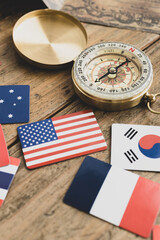 Obraz premium 方位磁石と世界の国旗 旅や旅行のイメージ写真