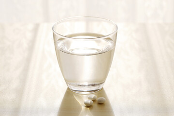 コップの水と薬