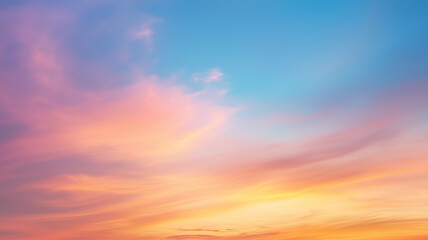 夜から朝へ – 青い空と朝焼けが織りなすドラマチックな瞬間