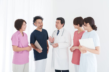 Obraz premium 会議する医療チーム（複数人・多人数・大人数、集団）