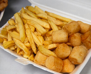 portion Singkong Goreng ou Mandioca Frita e batata frita 