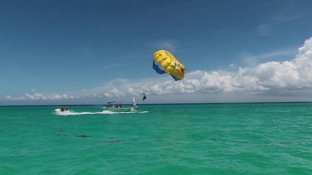 Paraca&iacute;das con estampado de carita feliz sobrevolando en las playa del caribe!