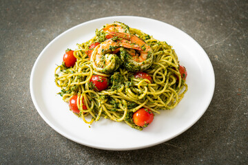 Spaghetti with prawns or shrimps in homemade pesto sauce