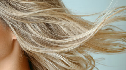 Naklejka premium Flowing blonde hair in motion, capturing sense of freedom and beauty