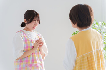 ベテラン保育士に怒られる新人