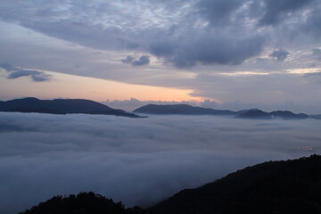 雲海に浮かぶ山々