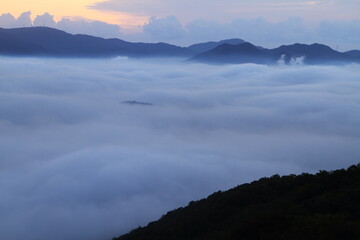 雲海に覆われた山並み