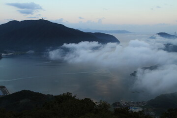 海霧が残る風景