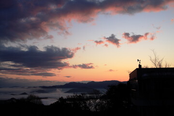 夕焼けに染まる空