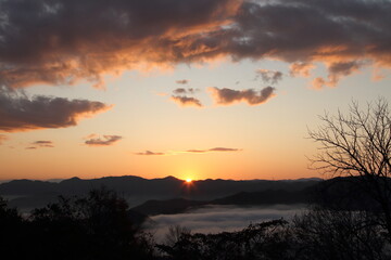 山に沈む夕日